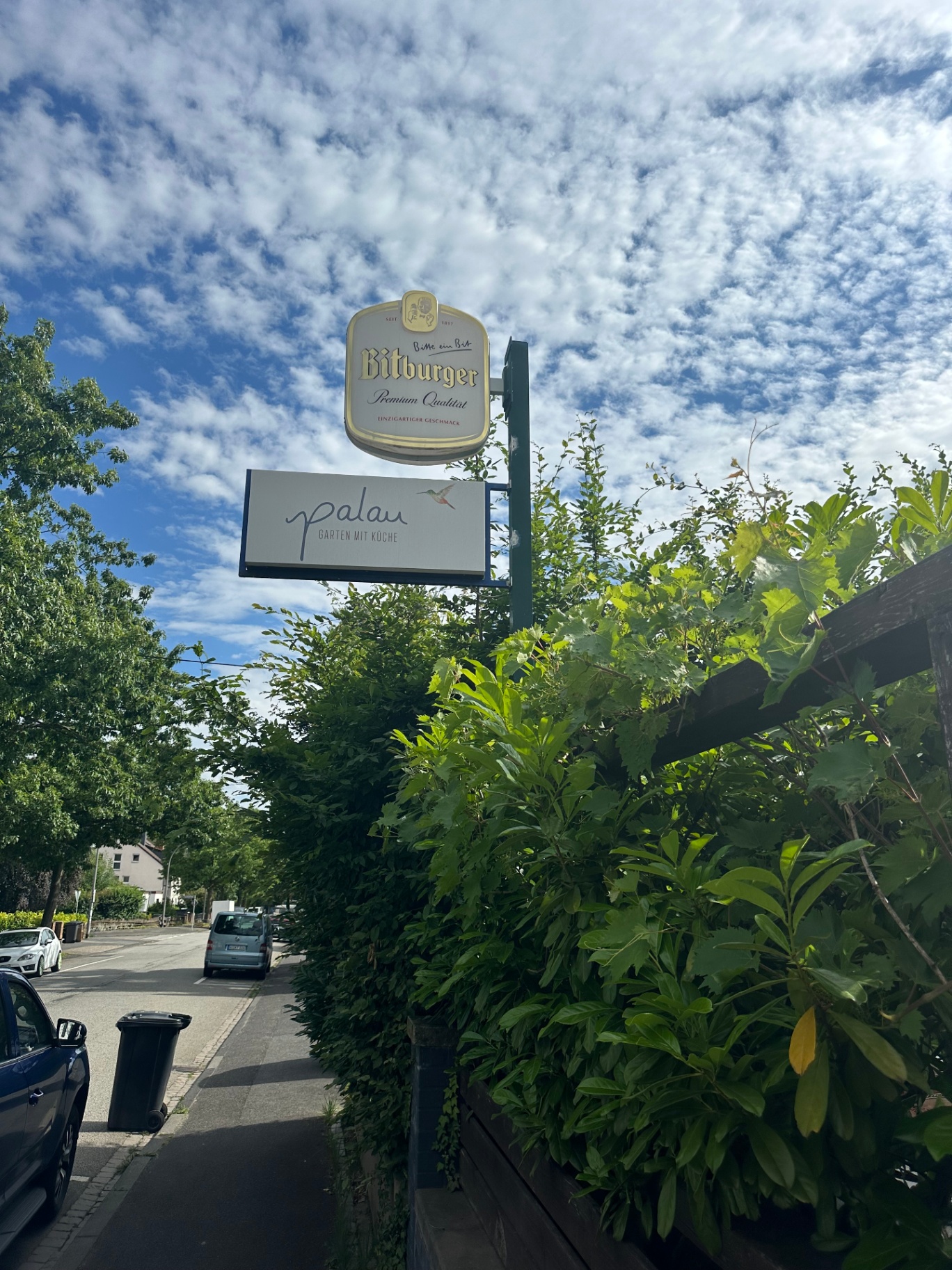Außenschild des palau Garten mit Küche vor blauem Himmel.