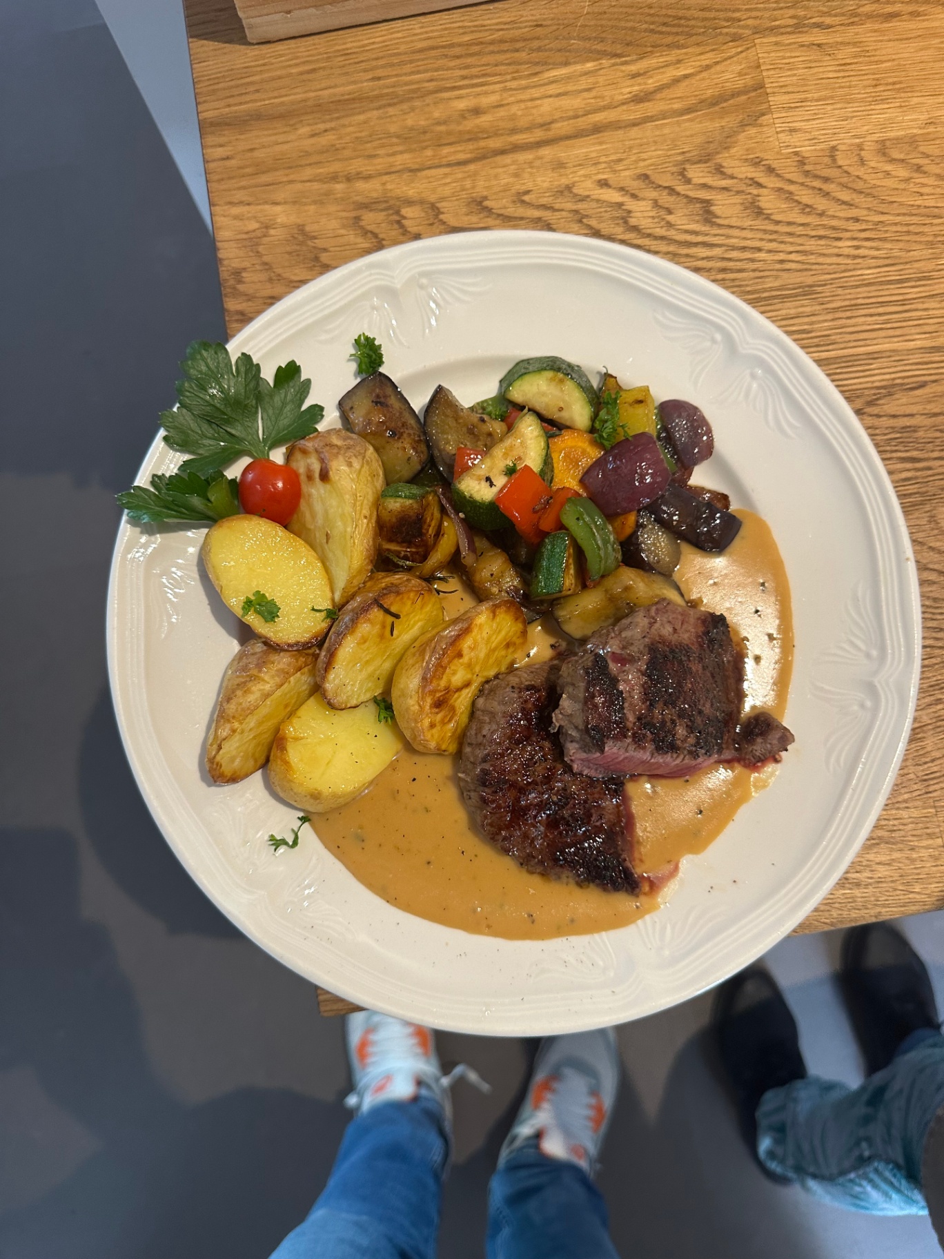 Steak mit Kartoffeln, Gemüse und Sauce aus der Küche des palau
